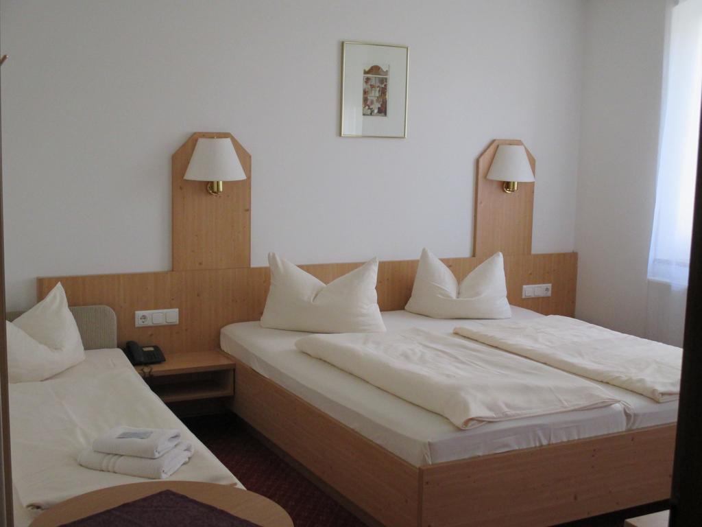 Hotel & Gaestehaus Krone Geiselwind Oda fotoğraf