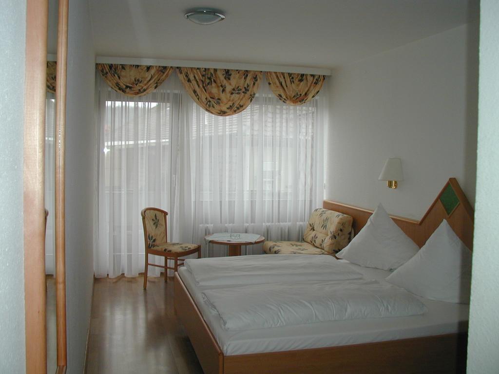 Hotel & Gaestehaus Krone Geiselwind Oda fotoğraf