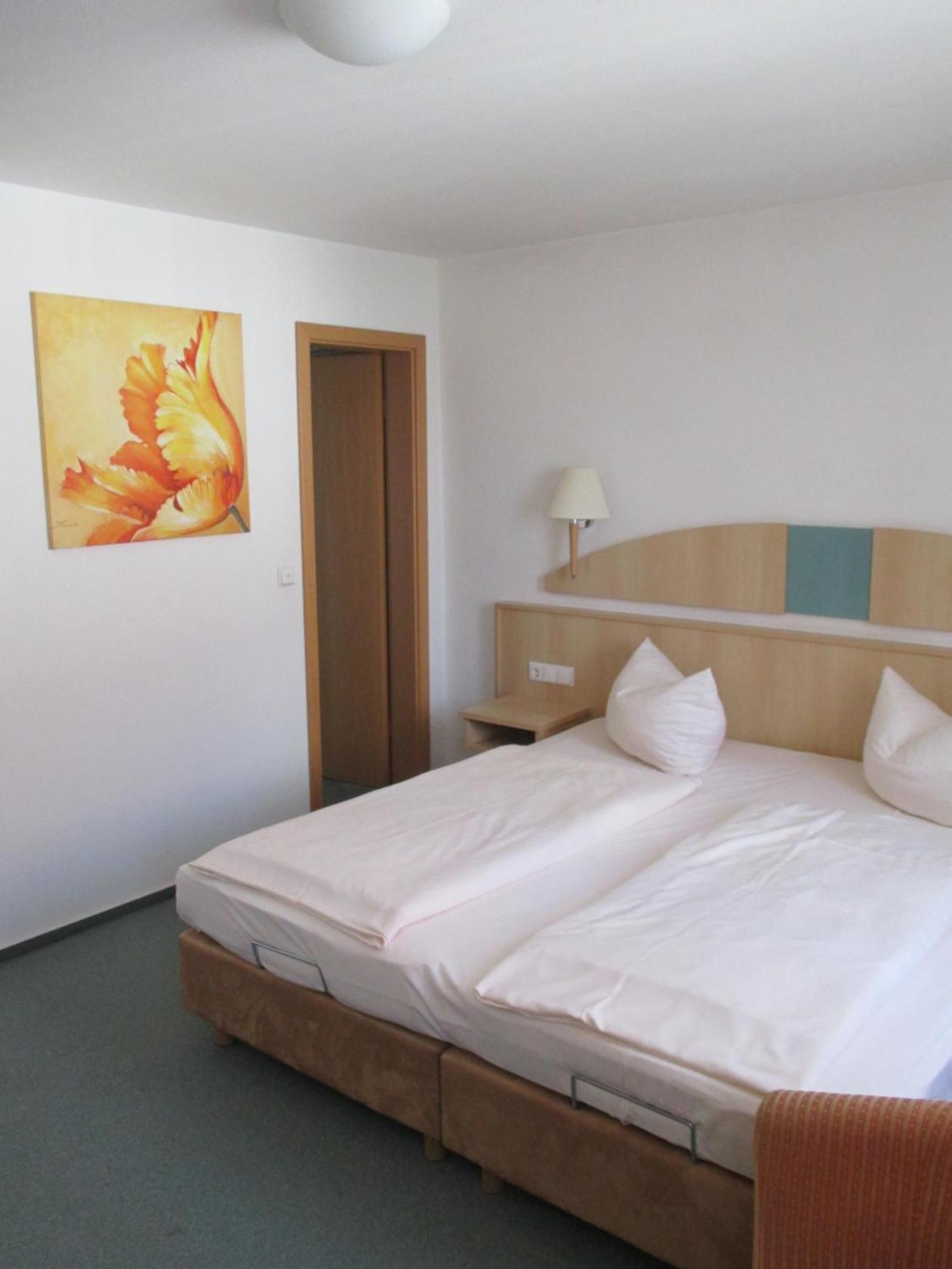 Hotel & Gaestehaus Krone Geiselwind Oda fotoğraf